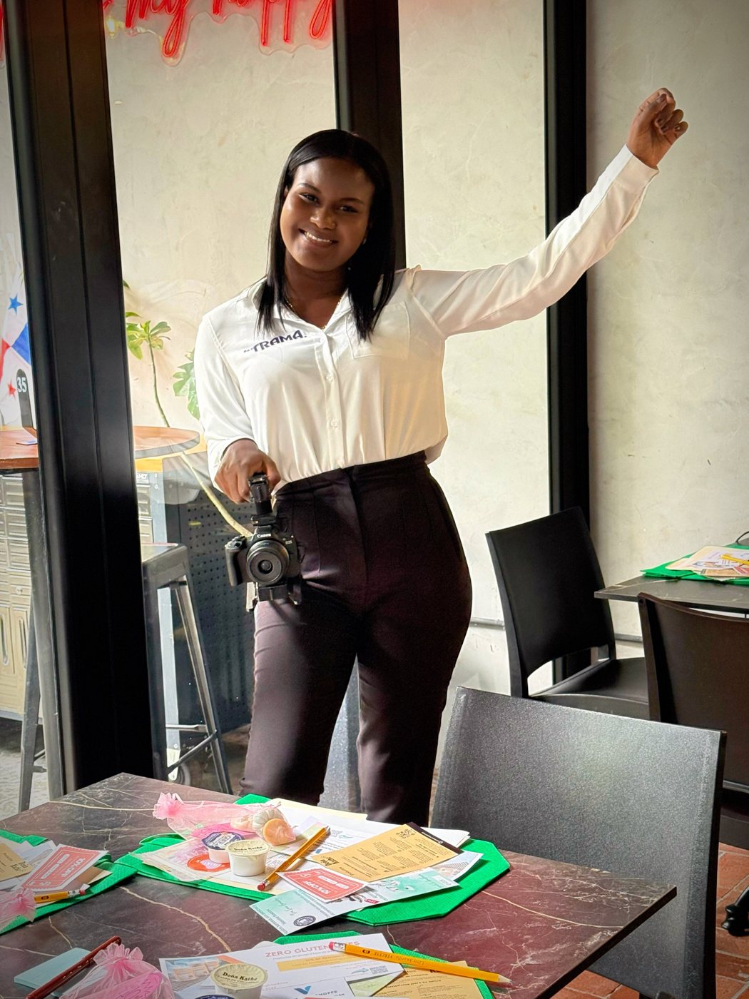 Emily Castaño, fundadora de TRAMArketing, lista para conversar sobre tu marca